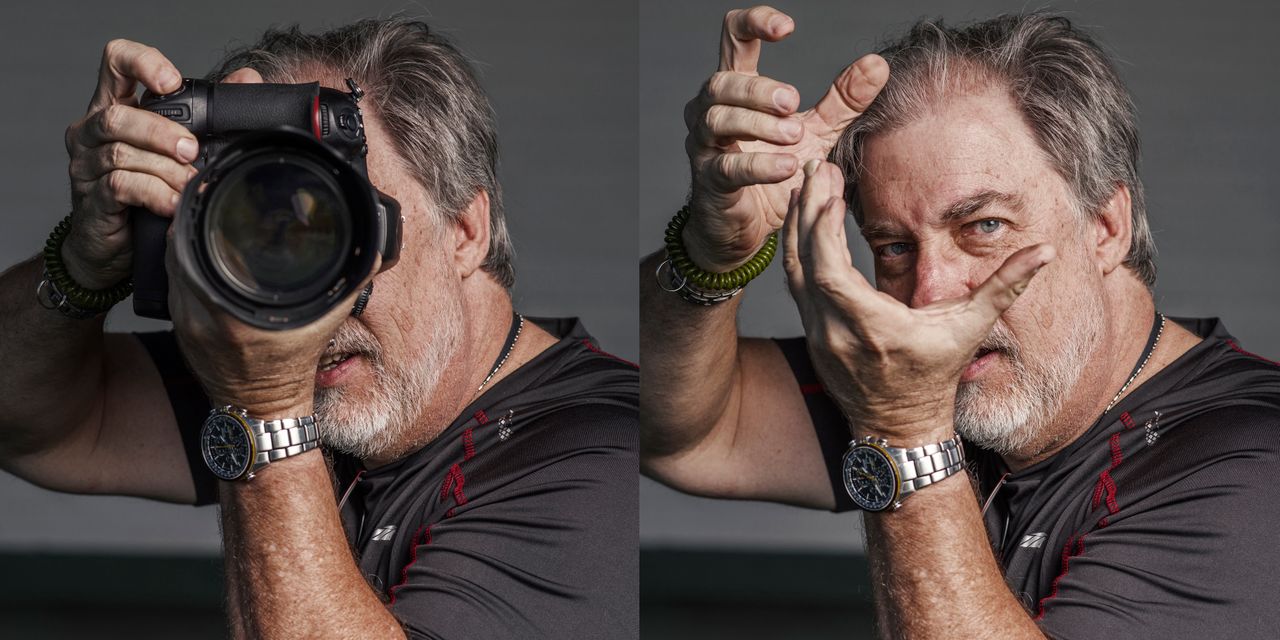 Fotograf z Orlando, Rich Johnson, postanowił pokazać, kto kryje się za aparatem. Jego ostatni projekt „Behind the Mask” bazuje na dyptykach, w których pokazuje zwykły portret fotografa z aparatem oraz tą samą pozę, ale ze „zdjętą maską”.