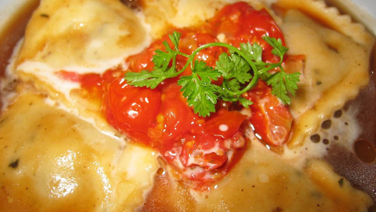 Ravioli z mięsnym nadzieniem z sosem pomidorowym lub mięsnym (do kupienia w opakowaniu)