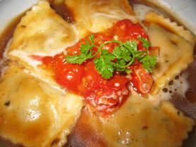 Ravioli z mięsnym nadzieniem z sosem pomidorowym lub mięsnym (do kupienia w opakowaniu)