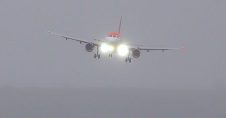 Pilot Airbusa lądował przy silnym wietrze. Świadkowie przecierali oczy ze zdumnienia