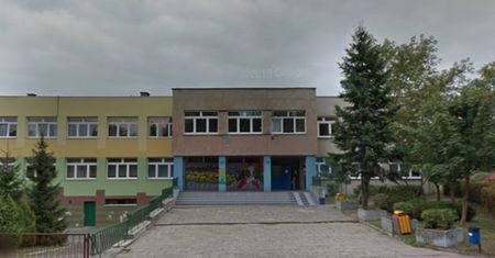 Mocne hasło na murze podstawówki. Zdjęcie z Łodzi trafiło do sieci