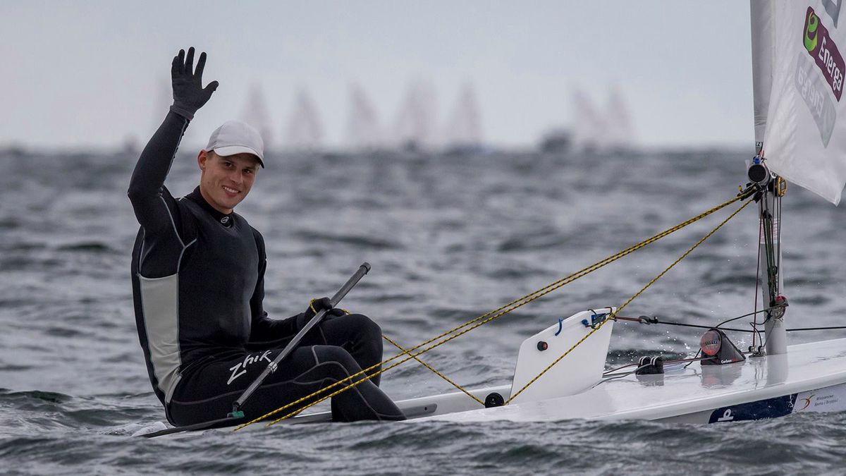 Materiały prasowe / Szymon Sikora / PZŻ / Na zdjęciu: Kacper Ziemiński na jachcie olimpijskiej klasy Laser