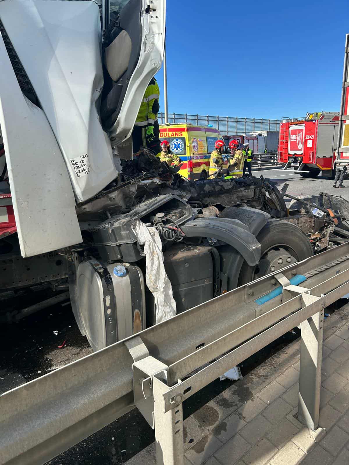 Koszmarny karambol na S2! Kobieta zakleszczona w ciężarówce, śmigłowiec LPR w akcji.