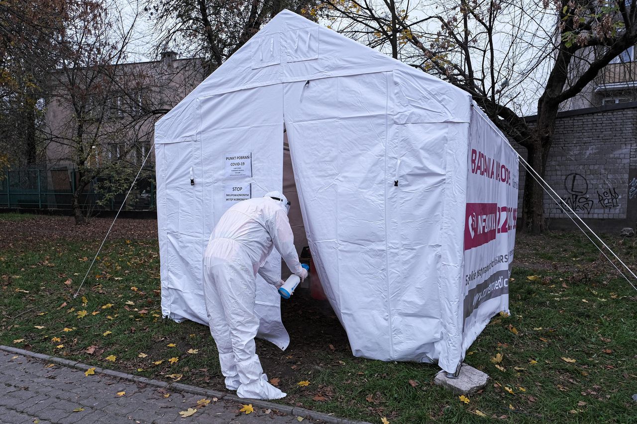 Policja szuka podpalacza. Pożar punktu pobrań w Piekarach Śląskich