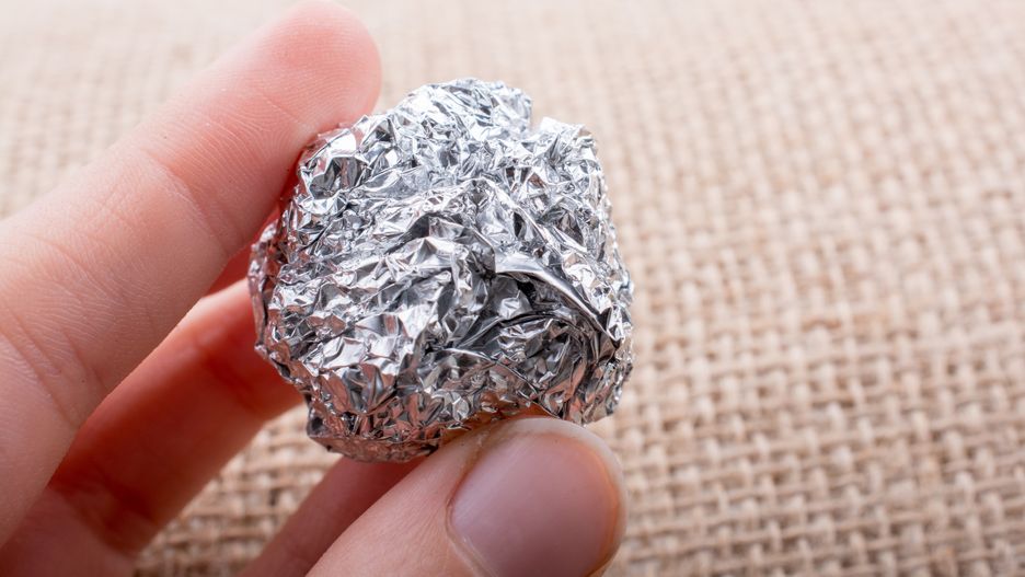 Noś przy sobie kulkę z folii aluminiowej