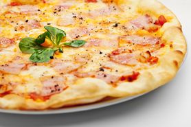 Mrożona pizza z mięsem na cienkim cieście (upieczona)