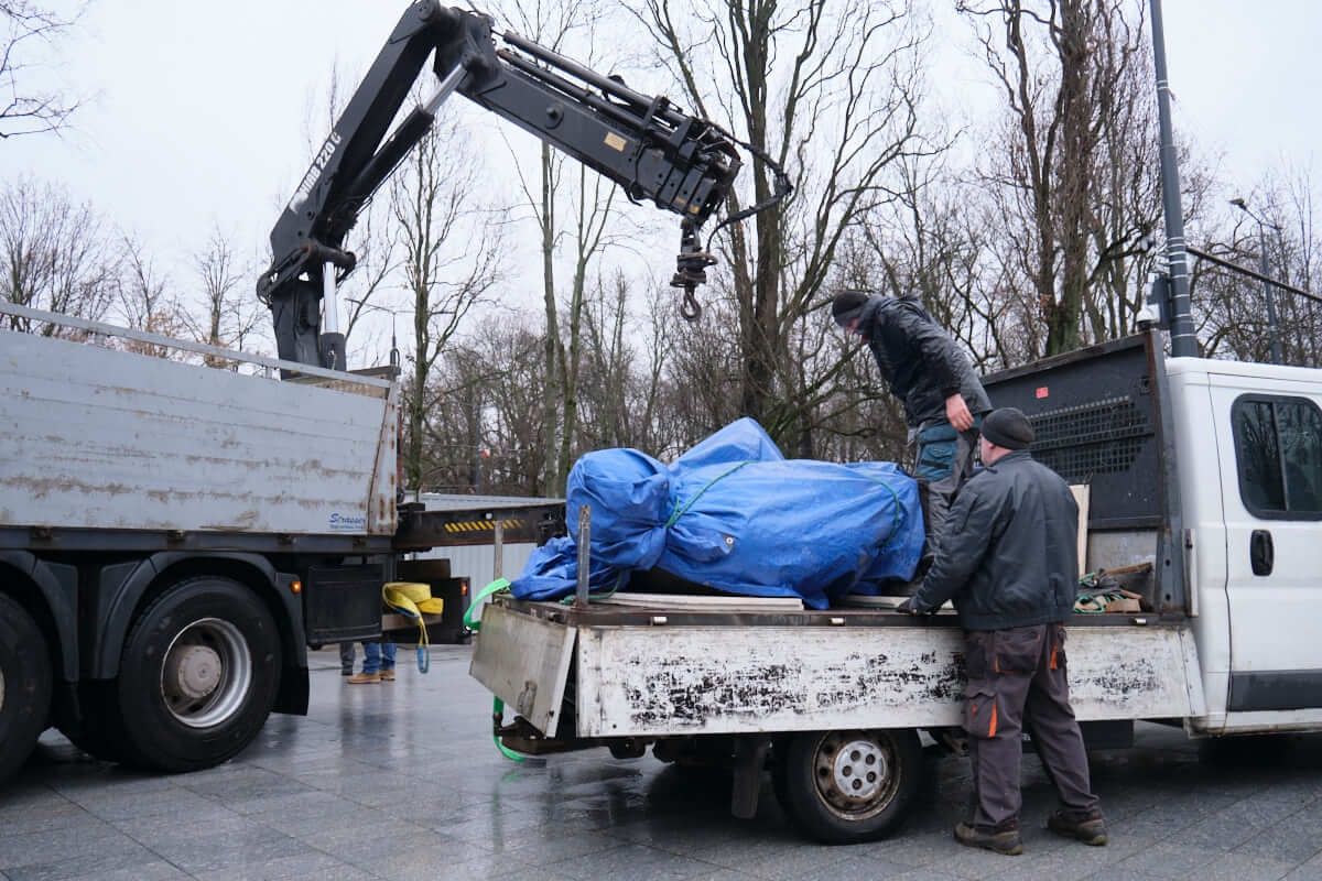 Montaż pomnika Lecha Kaczyńskiego w Lublinie