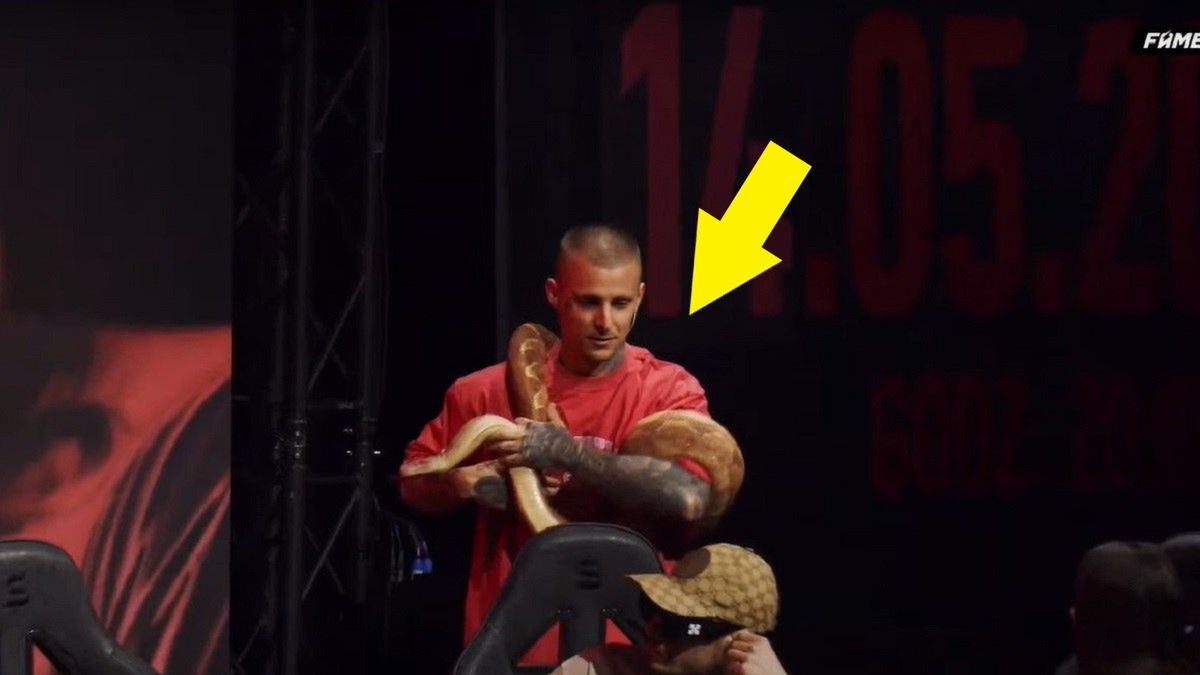 Zdjęcie okładkowe artykułu: YouTube / Mateusz Trąbka przyszedł na konferencję z wężem