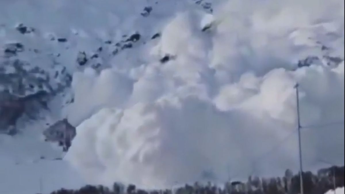 "Kontrolowana" lawina u podnóża Elbrusa