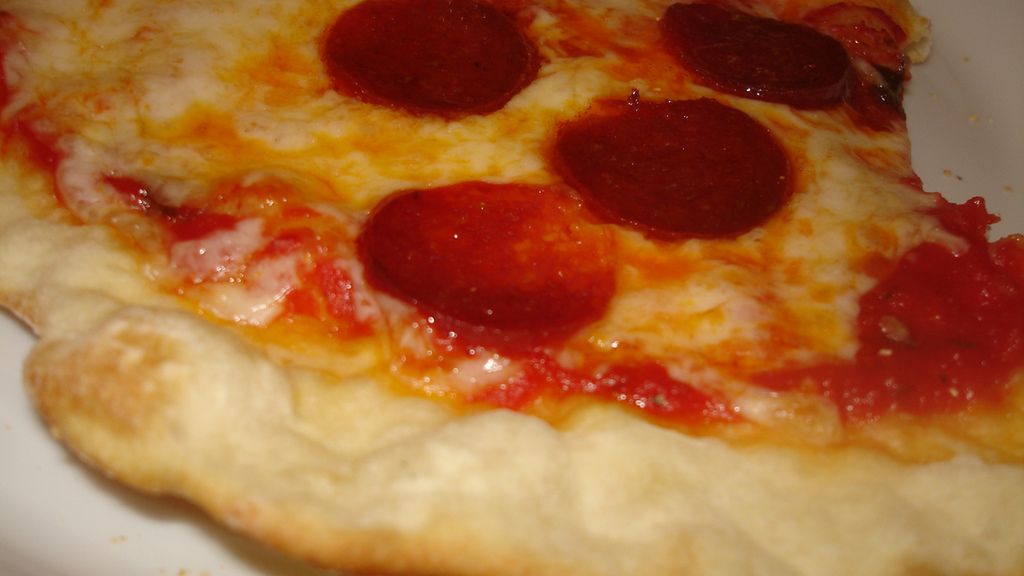 Mrożona pizza pepperoni na tradycyjnym cieście (upieczona)