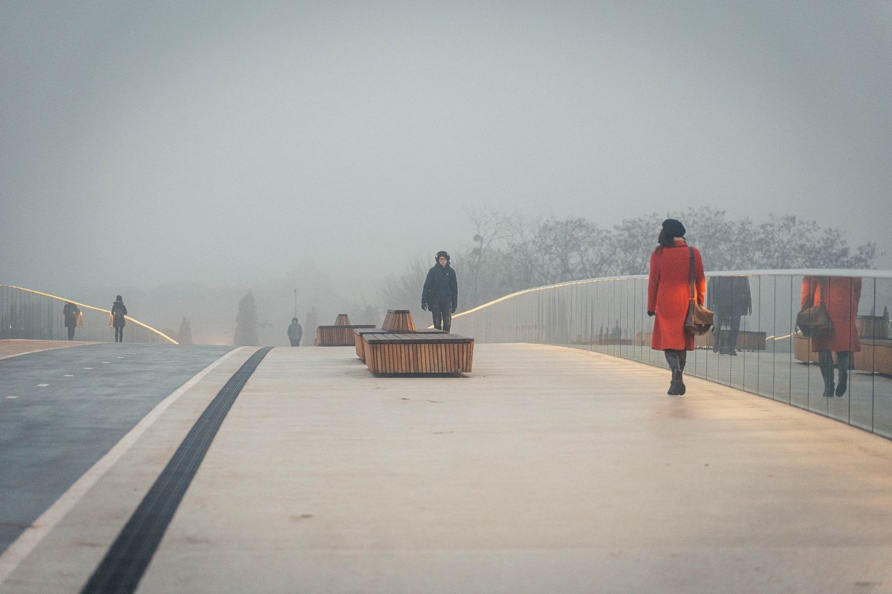 Poznań: Gęsta mgła nad miastem. Warta utonęła w "mleku"