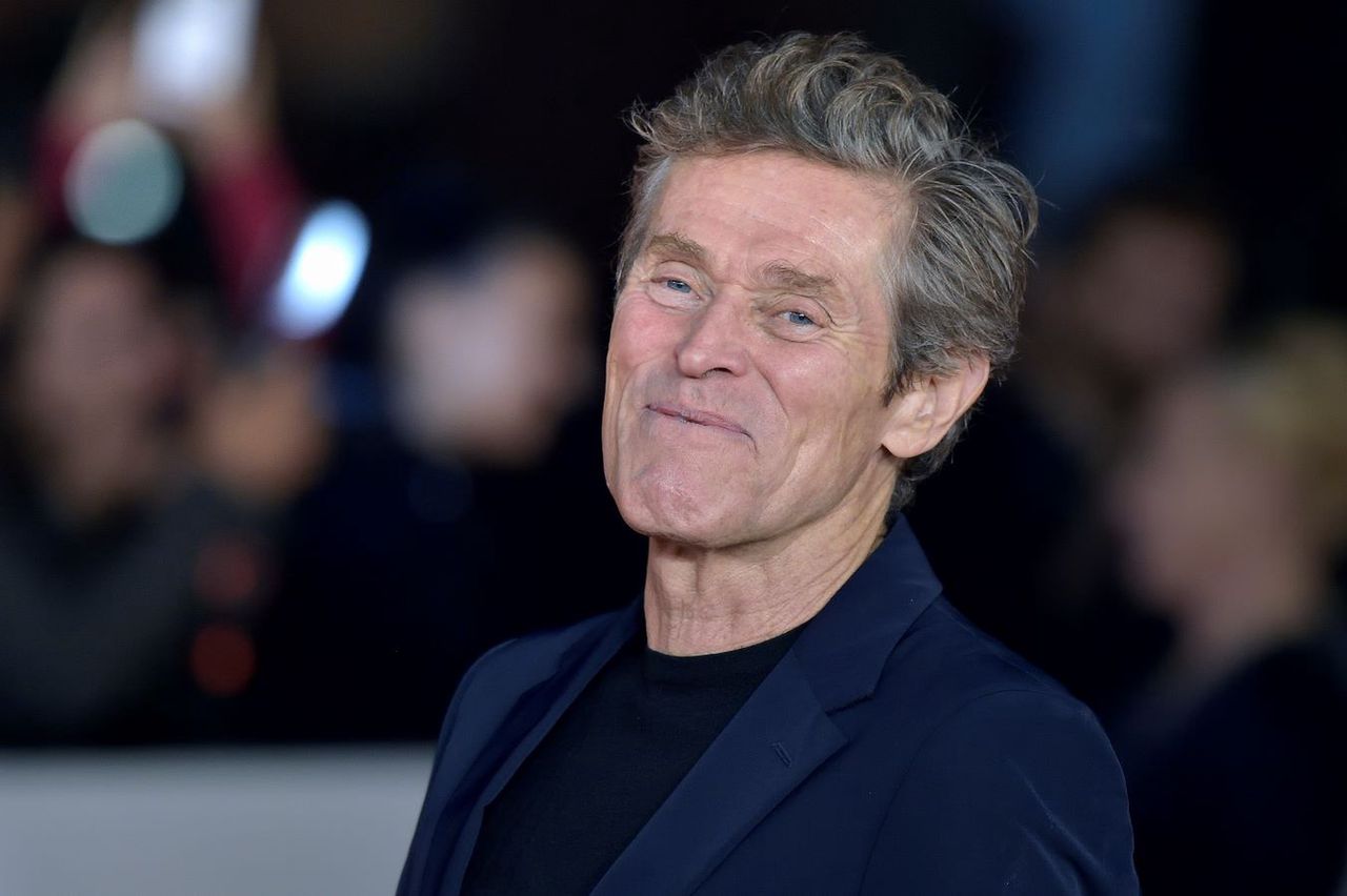 Willem Dafoe na czerwonym dywanie z żoną. Włoszka zachwyciła fryzurą i tatuażami