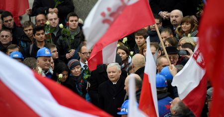 Marsz PiS w rocznicę stanu wojennego. Apel poległych, modlitwy, biało-czerwone róże