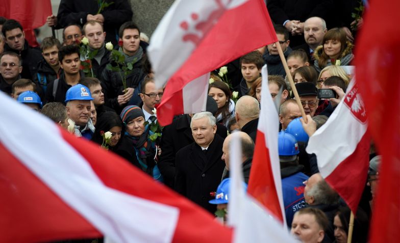 Marsz PiS w rocznicę stanu wojennego. Apel poległych, modlitwy, biało-czerwone róże