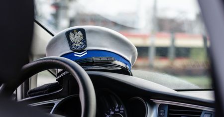 Pijany spał za kierownica samochodu stojącego przed sygnalizatorem