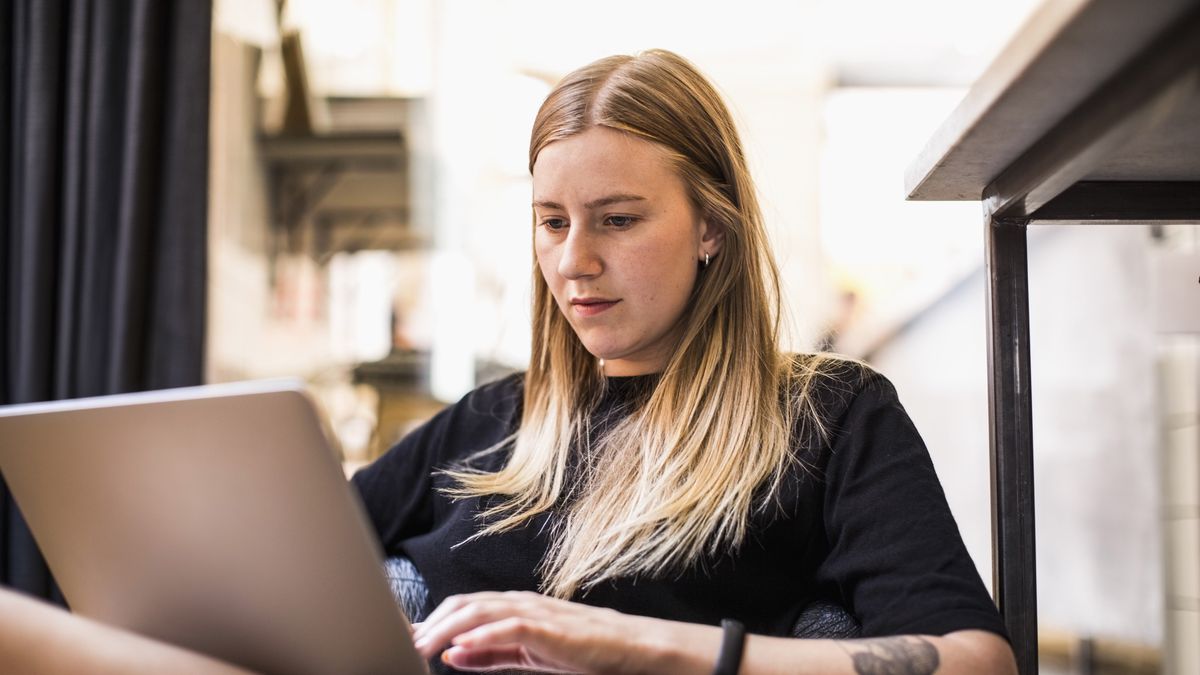 Inteligentni ludzie mają czasami trudności z delegowaniem zadań z powodu poczucia, że mogą wykonać je lepiej – mówi ekspertka. Fotografia ma charakter ilustracyjny