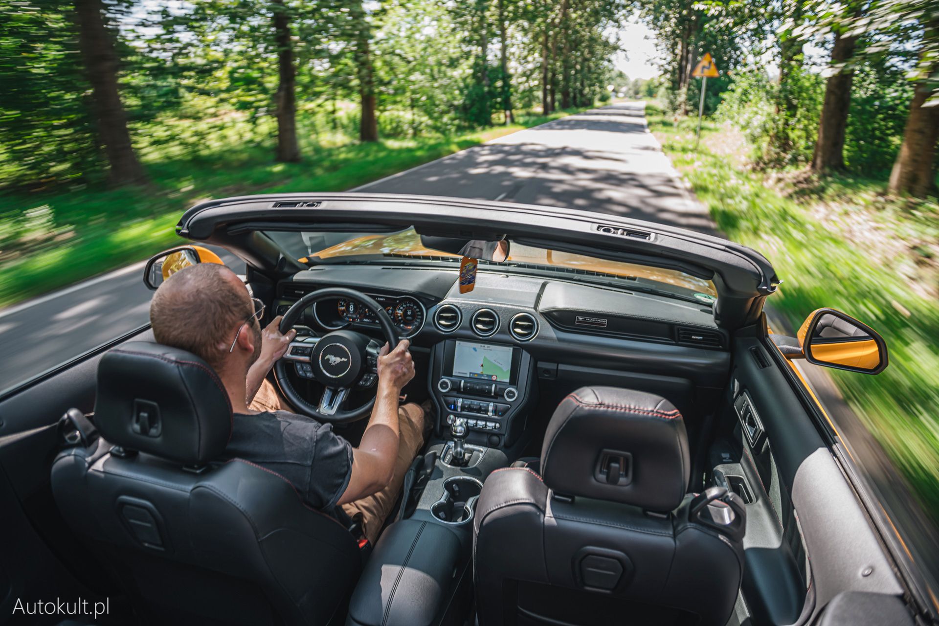 Podczas spokojnych przejażdżek czuć mniejszą sztywność kabrioletu, ale kiedy auto się rozpędzi, przestaje mieć to znaczenie