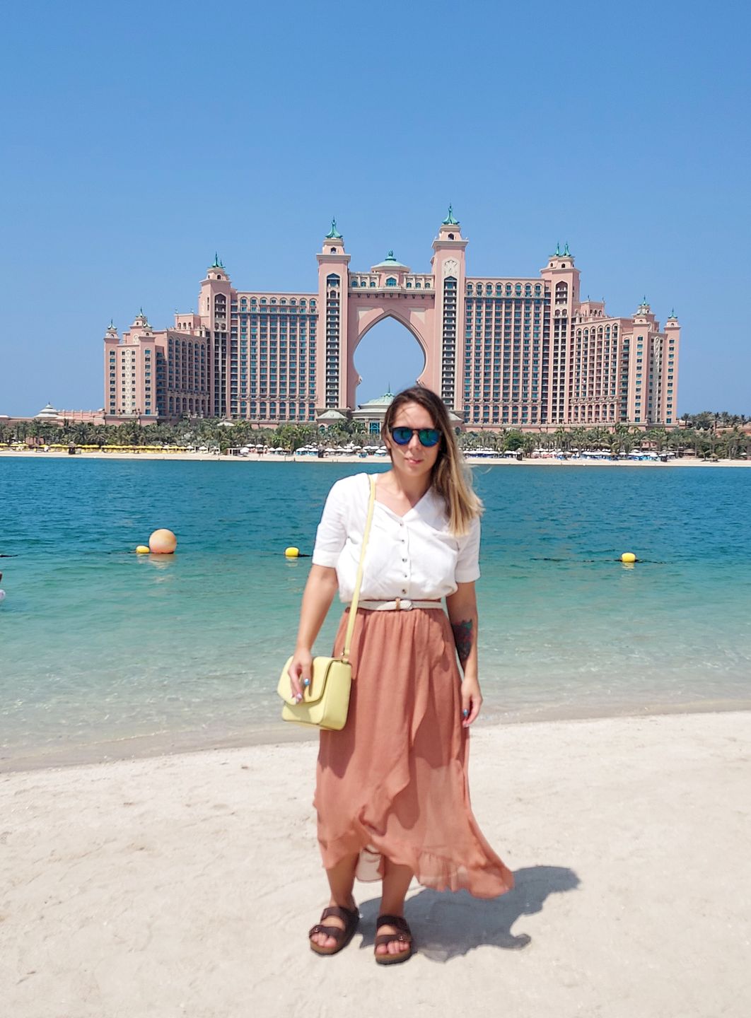 Plaża na wyspie w kształcie palmy. W tle hotel Atlantis, The Palm