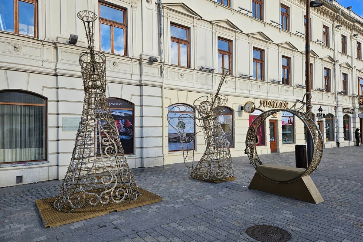 Montaż świątecznej iluminacji w Lublinie