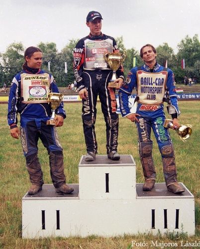 Na węgierskim podwórku Magosi wygrywał wszystko, co było do wygrania. Również w czasach, gdy było się z kim ścigać. Tu na podium obok Mateja Ferjana i Attili Stefaniego.