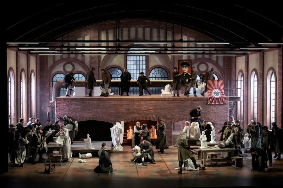 „Norma” w Theater an der Wien. Scena zbiorowa © Monika Rittershaus