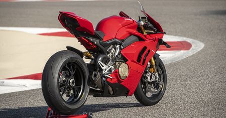 Ducati przygotowało zestaw dodatków dla Panigale V4 S, które czynią z niego maszynę na tor