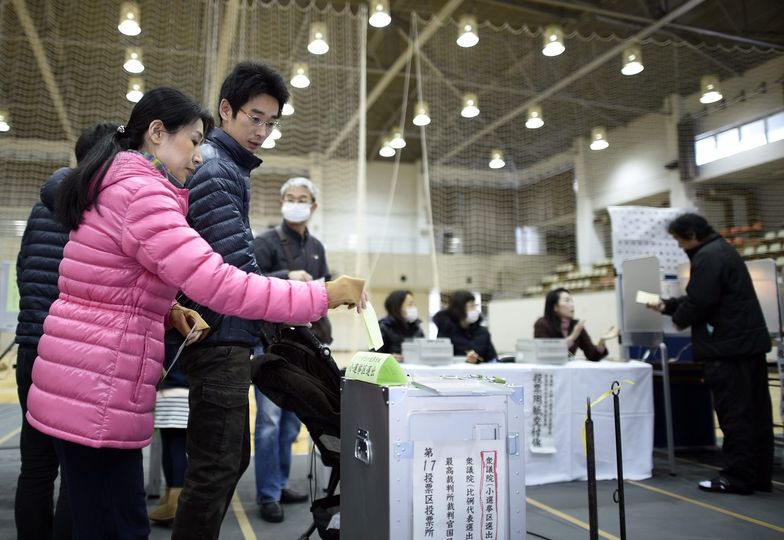 Przedterminowe wybory parlamentarne w Japonii. Premier Shinzo Abe chce umocnić władzę