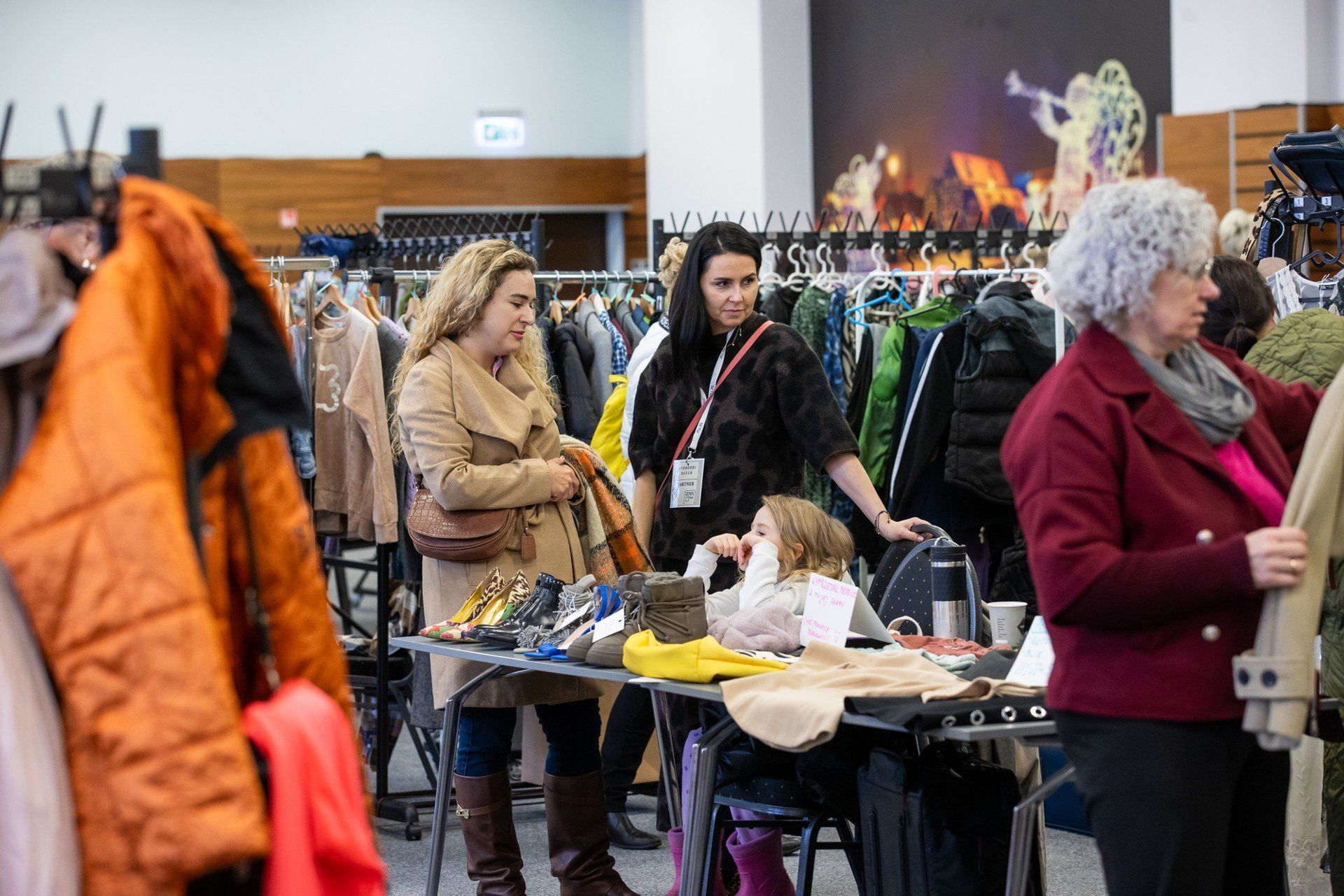 Dla odwiedzających stoiska to był nie tylko dobry moment, by odświeżyć garderobę, ale także, by poszukać nowych inspiracji modowych. Bo trzeba wiedzieć, że Bydgoski Bazar to miejsce, gdzie moda łączy się z ekologią, a pasja spotyka z designem.