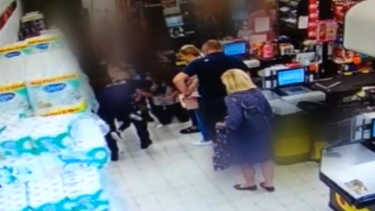 Policjant uratował dziecko.