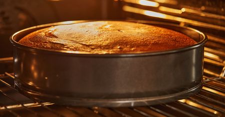 Ten błąd powoduje, że sernik pęka. Uważaj, zanim otworzysz piekarnik