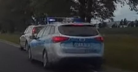 Czy kierowca nie widział radiowozu? Policjanci od razu go ukarali