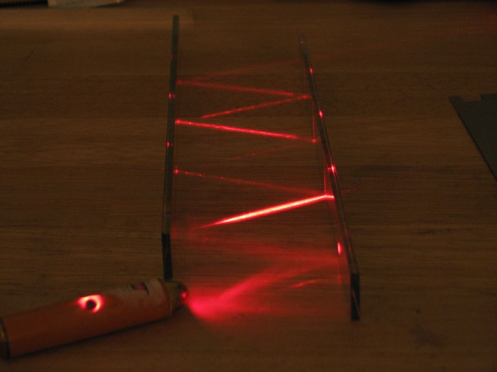 Lustra i laser (fot. Flickr.com/Matt Mets/lic. CC)