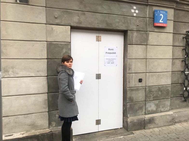 Mec. Katarzyna Szwarc przed biurem przepustek w prokuraturze.