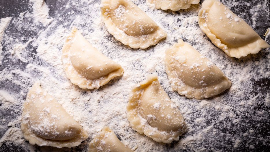 makaron, pierogi, farsz, tortellini, ravioli, kuchnia, jedzenie, domowe, ciasto, gotowanie, smaczne, zdrowe, tradycyjne, jajka, pierożki, nadzienie, przepis, blat, kompozycja, smak, surowe