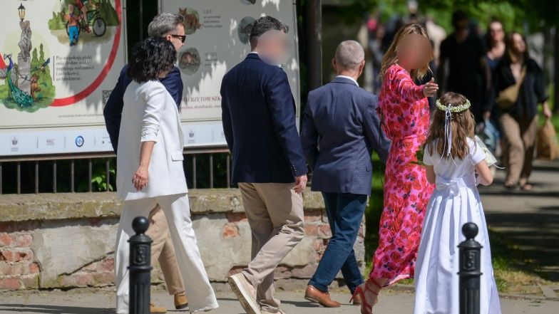 Katarzyna Cichopek przyłapana po komunii córki. Towarzyszyli jej bliscy i Maciej Kurzajewski