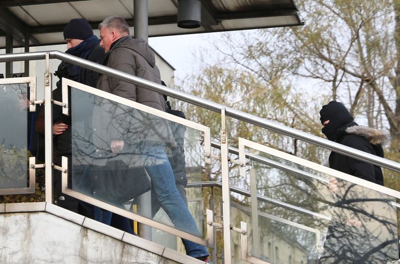 Katowice, 27 listopada. Marek Chrzanowski wprowadzany do budynku prokuratury.
