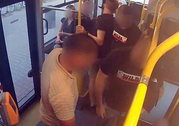 Pseudokibice Lecha Poznań pobili pasażera w autobusie za tęczową koszulkę. Są wyroki