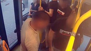 Pseudokibice Lecha Poznań pobili pasażera w autobusie za tęczową koszulkę. Są wyroki