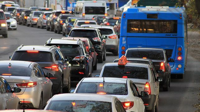 Ciężarówka nie zmieściła się w tunelu i poważnie uszkodziła jego infrastrukturę, tworzą się ogromne korki
