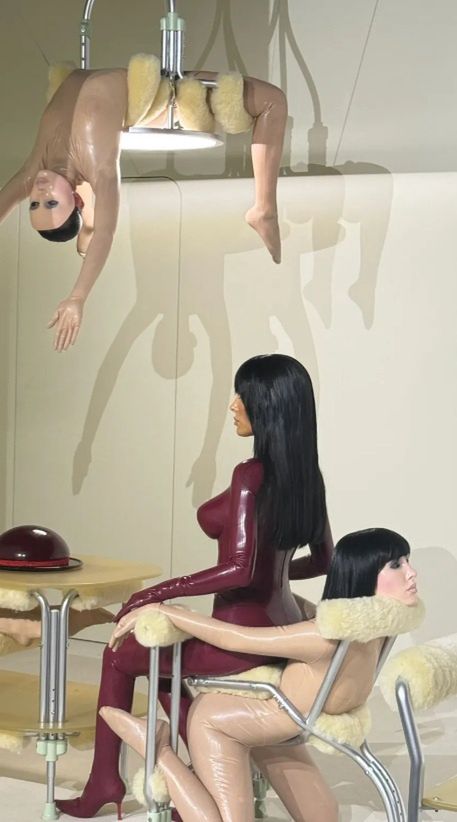 Bianca Censori podczas swojej wystawy