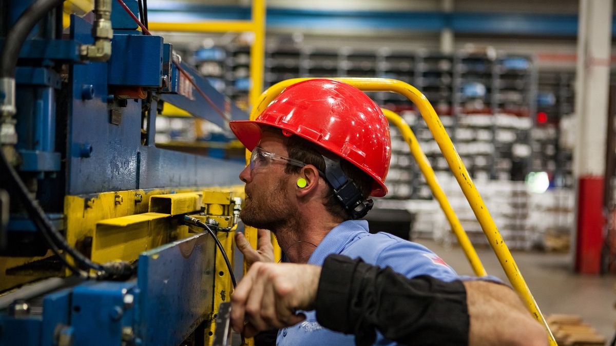 Wskaźnik PMI dla przemysłu spadł w kwietniu do 31,9 pkt, najniższego poziomu od 1998 roku. 