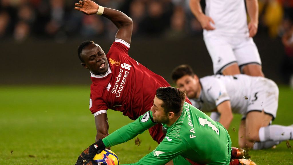 Zdjęcie okładkowe artykułu: Getty Images /  Stu Forster / Interwencja Łukasza Fabiańskiego podczas meczu z Liverpool FC