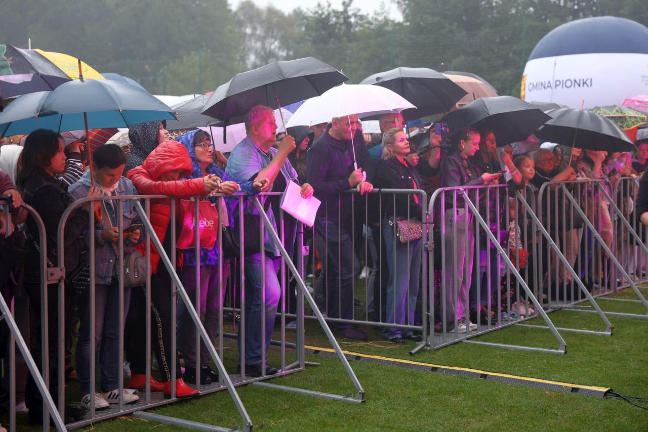 Jedlnia: Powiatowo-Gminne Dożynki. Mimo deszczu tłumy na koncertach Kombii, Kordiana oraz zespołu Piękni i Młodzi. Zobacz zdjęcia