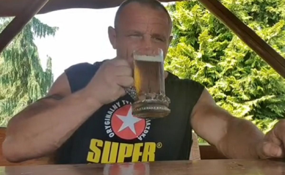 Mariusz Pudzianowski z piwem