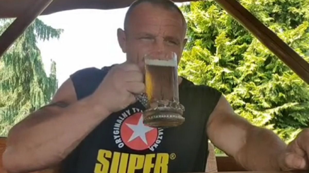 Mariusz Pudzianowski z piwem