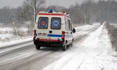 Karetka w potrzasku. Przez 10 godzin na oblodzonej drodze