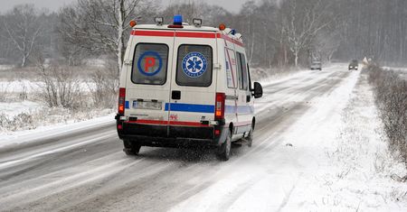 Karetka w potrzasku. Przez 10 godzin na oblodzonej drodze