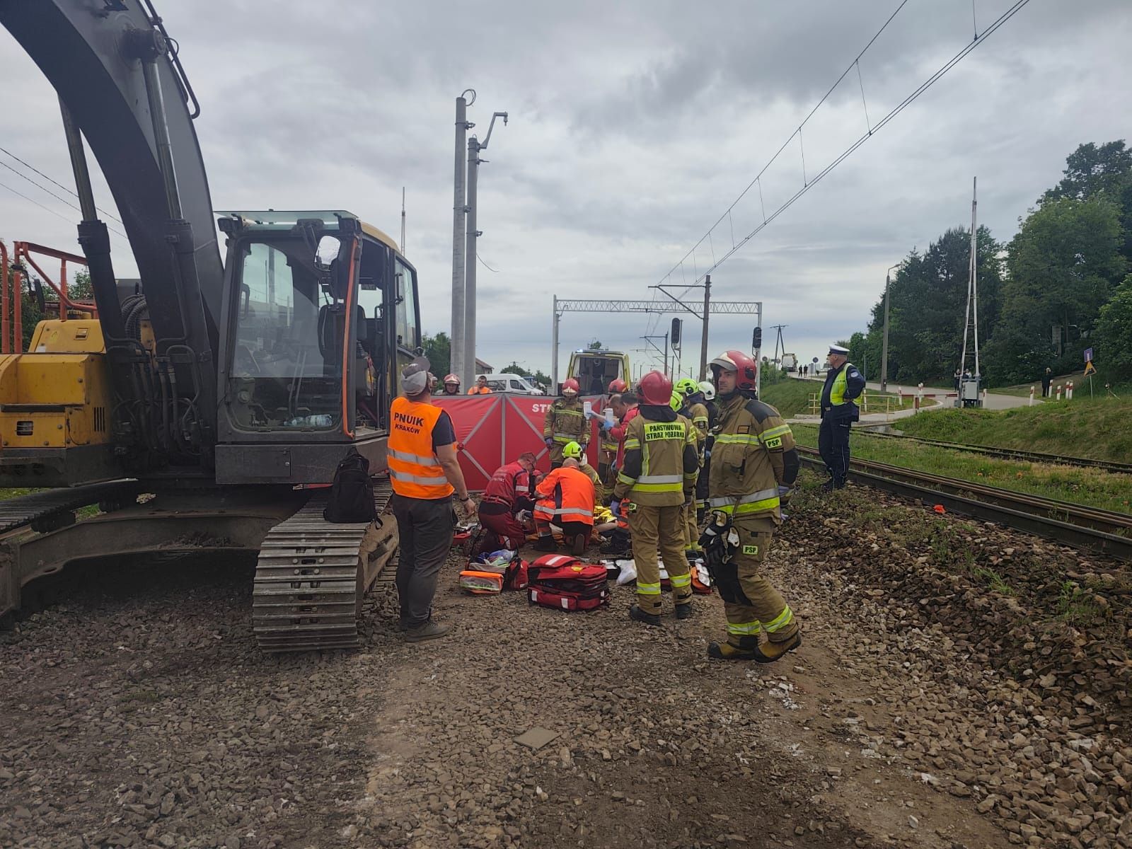 Ciężko ranny operator koparki zabrany przez LPR