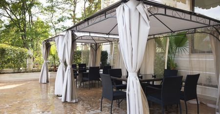Komunia w stylu garden party. Ile kosztuje wynajęcie namiotu?