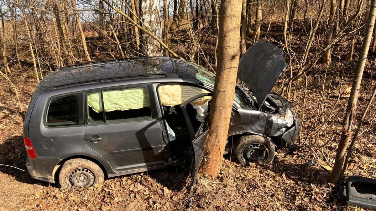 Chodel, pijany kierowca Volkswagena zjechał na pobocze